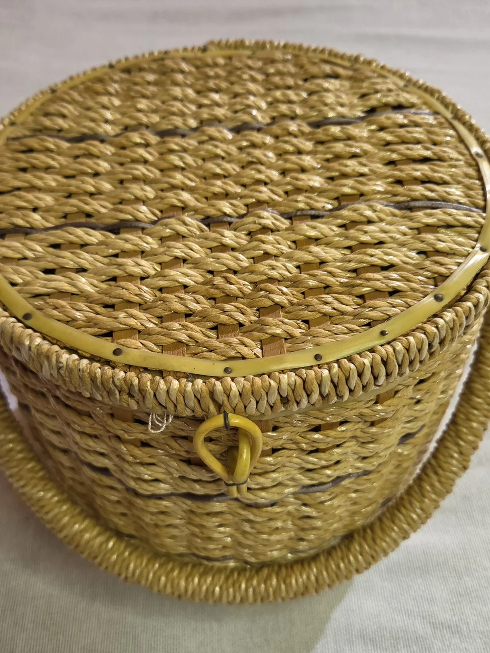 Singer handwoven round